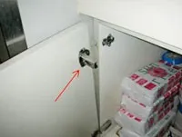 収納扉上部のヒンジ交換前