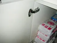 収納扉上部のヒンジ交換後